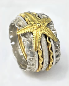 'Stacking Ring' with Starfish motif in gold.